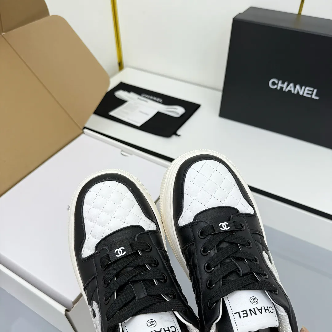 👟👟Ex-factory price 620👟👟 Chanel bread shoes ~ original calfskin panda shoes Chanel 25C latest hot style panda black and white sports shoes casual sneakers Xiaoxiang hot item classic black and white panda color coco girls must pay Fabric: original custom mixed sheepskin lining: original imported breathable mesh lining outsole: Original molded rubber + TPU combination Size: Women's 35-41